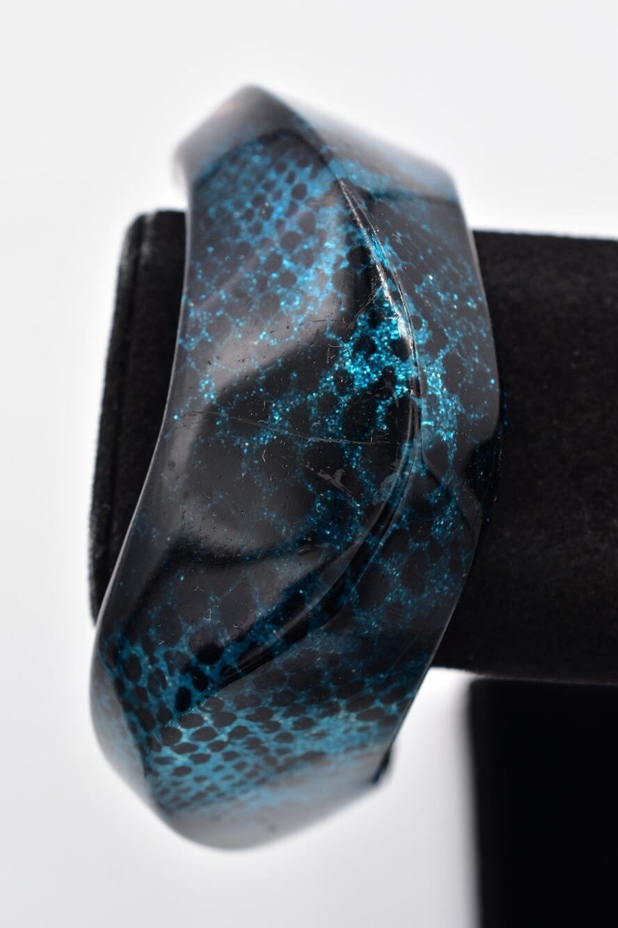 Vintage Lucite Bangle Bracelet Glitter Blue Black Snake Reptile Chunky 80s Bin2